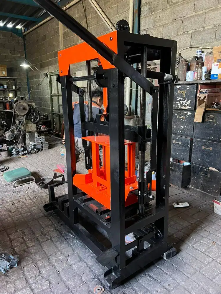 Mesin Cetak UNP 8 Batako dan Paving