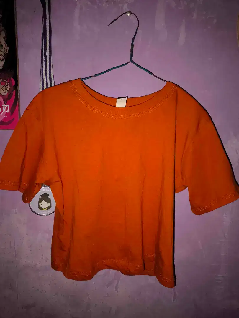 Kaos crop wanita