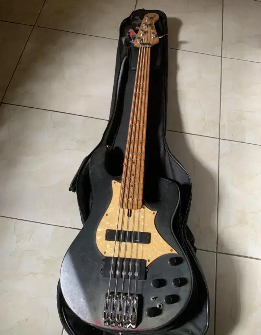 Bass musicman 5 string