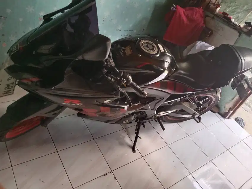 Bismillah.. dijual cepat gsx 150 R..bisa nego warna hitam sesuai foto