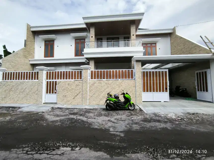 Rumah Mewah Baru Kolam Renang siap huni Sumber Solo