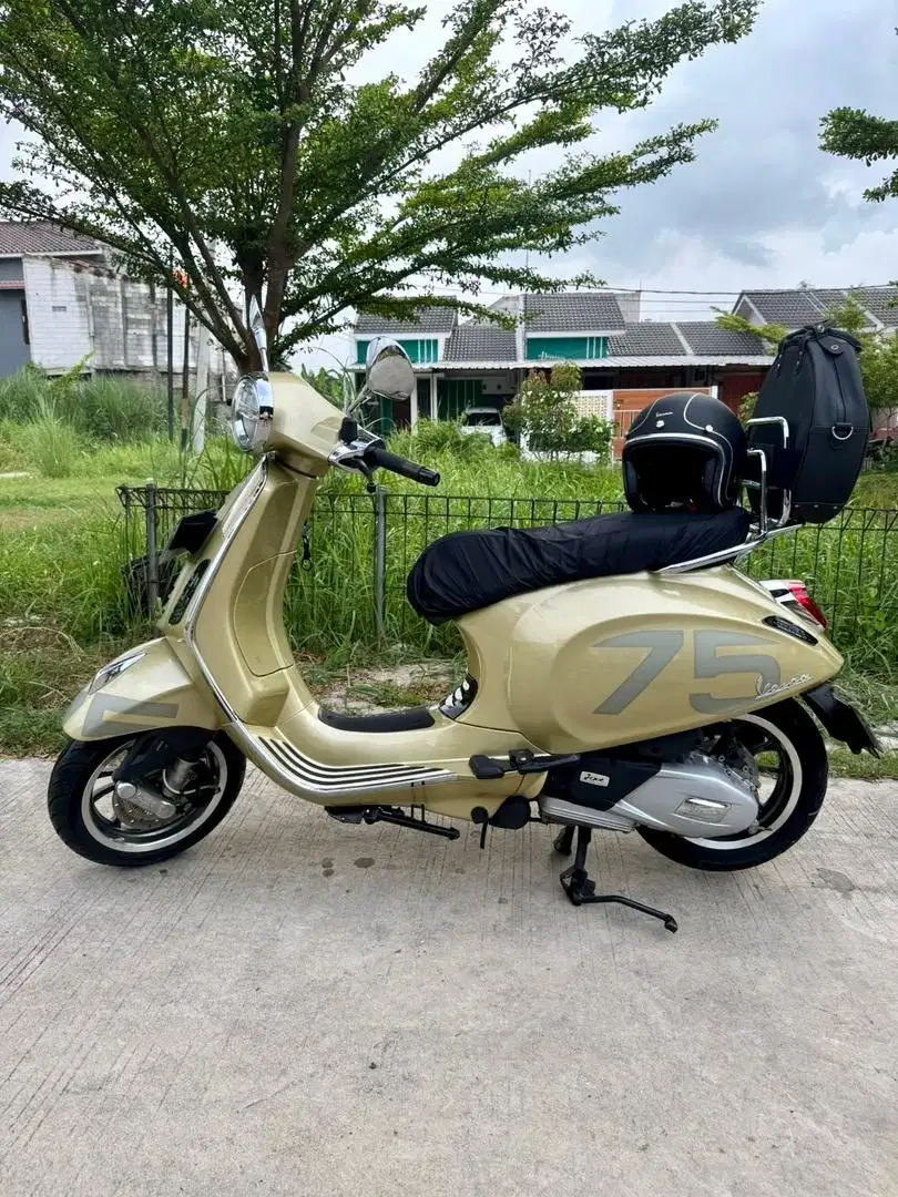 Vespa Primavera 75th Anniversary Special Edition