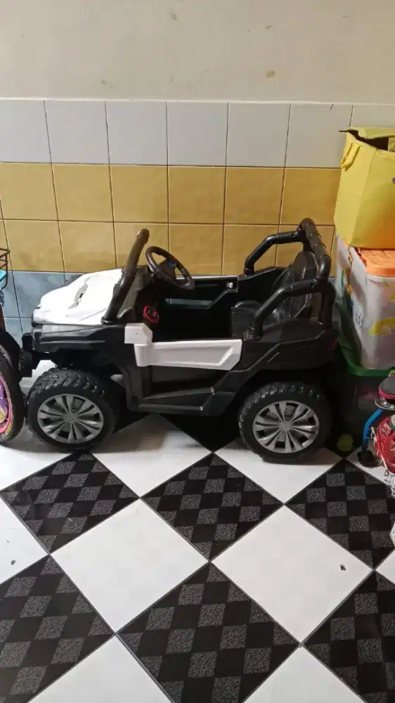 Mobil mobilan Jeep utk anak usia 3_6 thn , batere charge