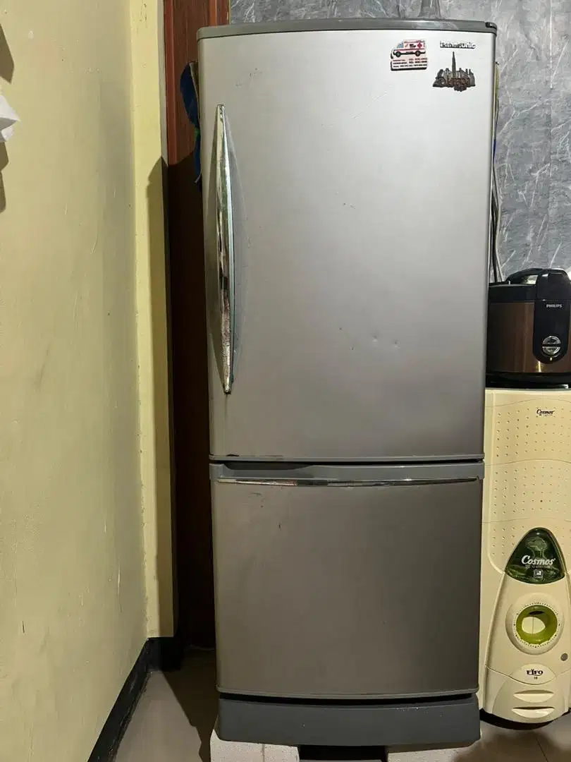 Dijual Kulkas 2 Pintu, Freezer di bawah, Dijual Karna Ingin ganti baru