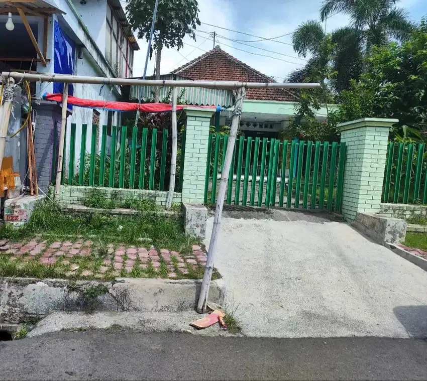 Rumah Pinggir Jalan Raya Kota Jember Strategis