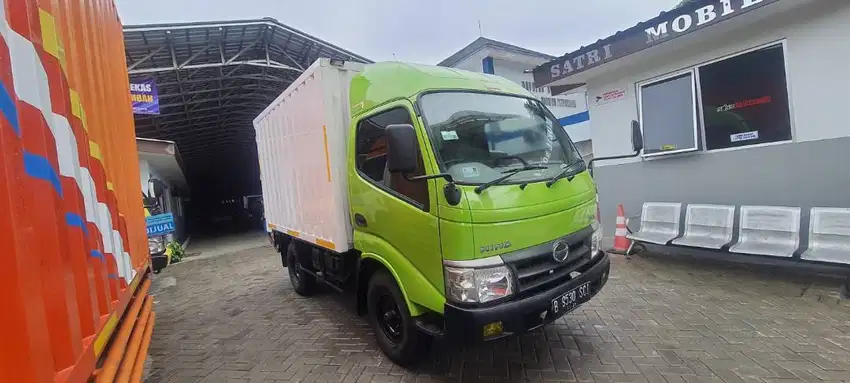 Hino Dutro 110SD 4R (Pwr Str) + Box Besi - 2020 - terawat, km 70.200