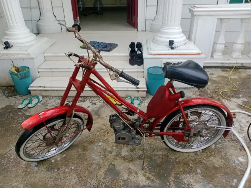 Ducati 1955 warna merah ducati