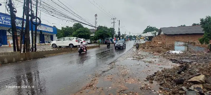 dkt gerbang dukuh zamrud pinggir jalan raya mustika jaya bekasi timur