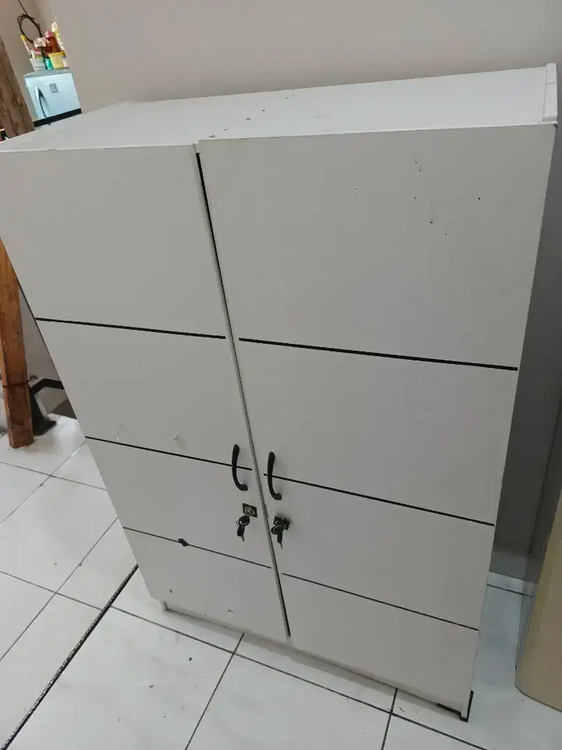 Lemari pakaian warna putih