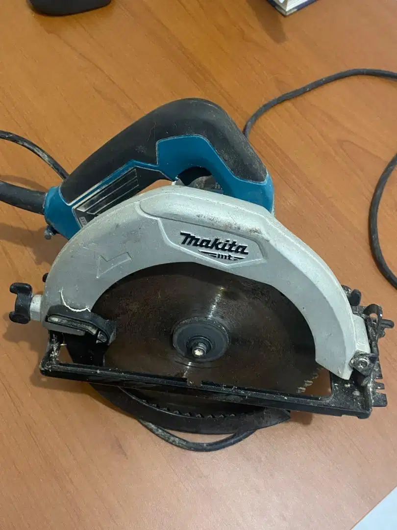 Makita Circular Saw M5801