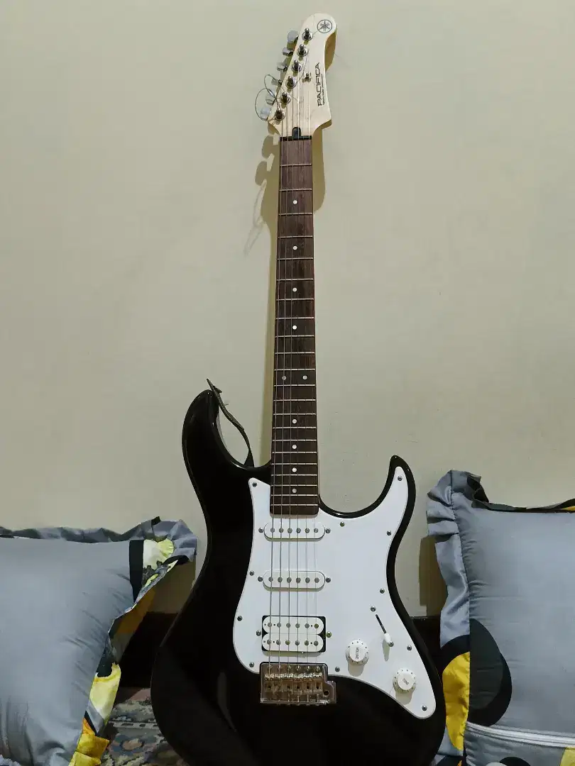 Gitar elektrik Yamaha ( plus case,amp and effect)