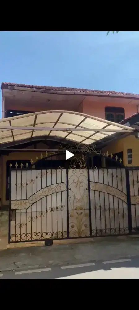 di jual rumah 2 lantai. SHM.