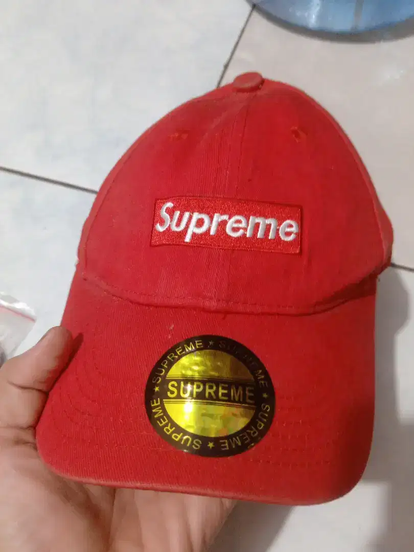 Topi Supreme  Merah