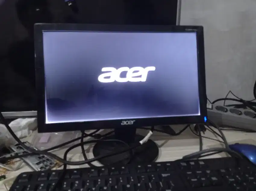 LCD merek Acer 16 inci