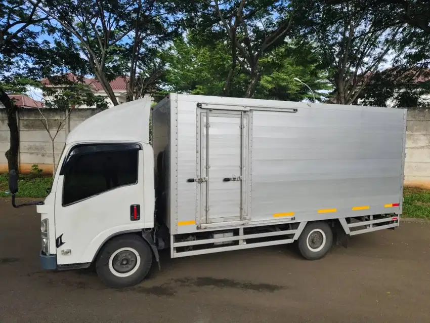 Isuzu Elf NLR Box 2022 putih Truck Isuzu Mobil Box Besar Elf 2023/2021