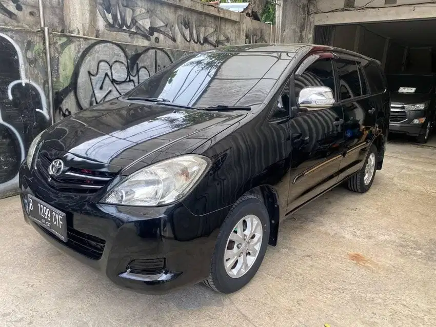 Toyota Kijang Innova 2.0 E AT Hitam