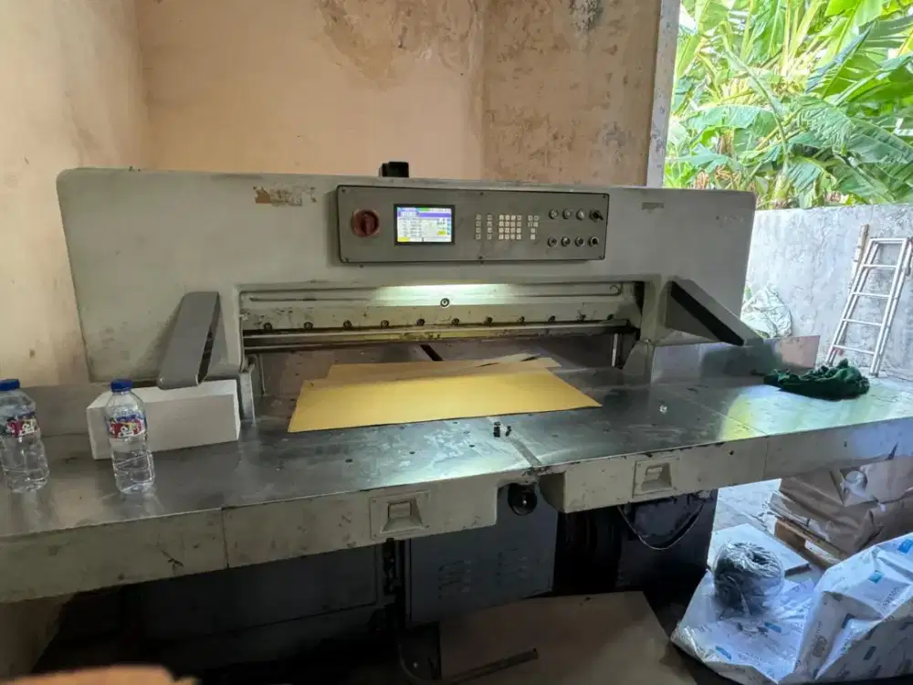 Mesin potong kertas QZ104 uk 130 program