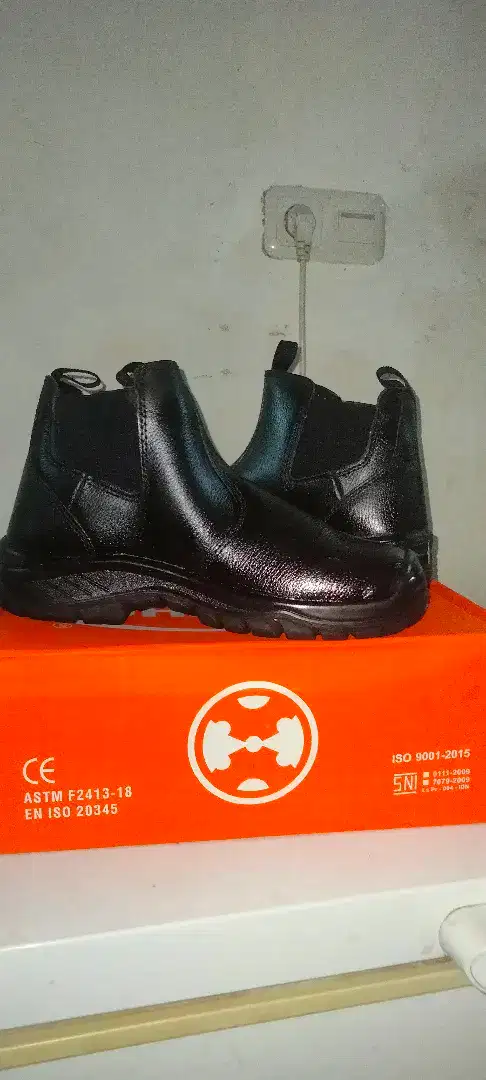 Dijual sepatu safety merk Dr.Osha (Nego)