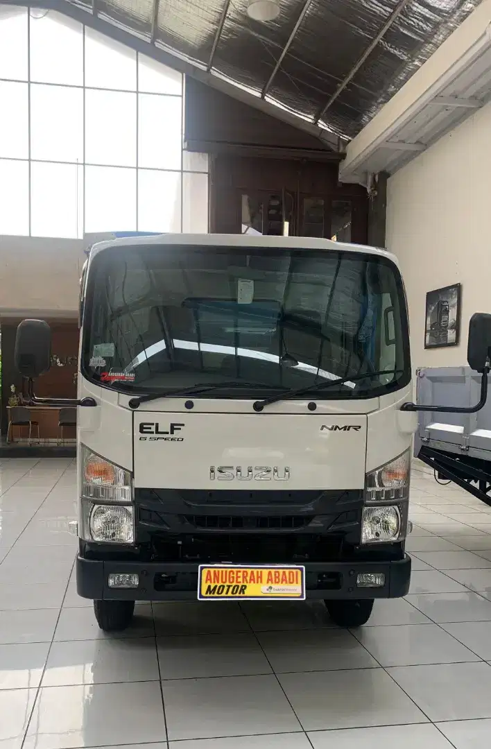 Isuzu Elf Giga Light Truck 2023 Putih