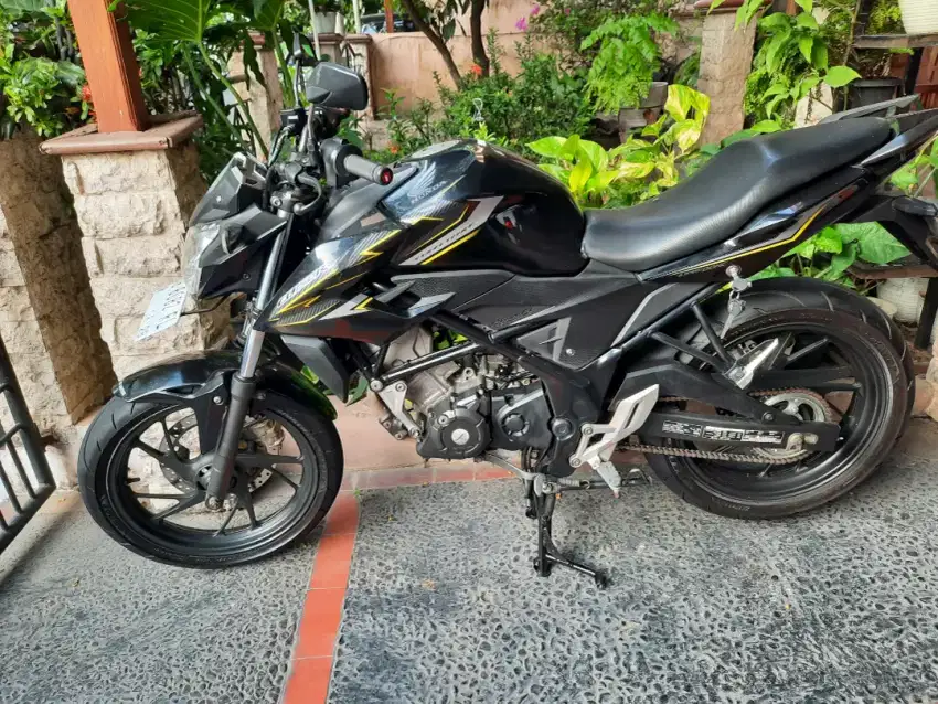 HONDA CB 150R'18 HITAM KINCLONK PJK & PLAT BARU TERAWAT & TINGGAL PAKE