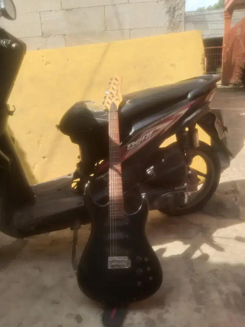 Di jual aja gitar listrik merek perinc no minus siyap pake aja