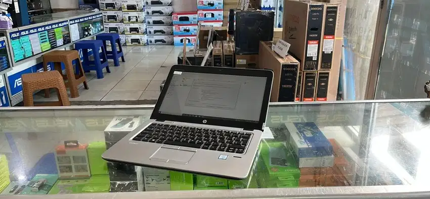 Laptop HP Elitebook 820 G3 i5 Gen6 Ram 8gb ssd 256gb 2nd garansi 6bln