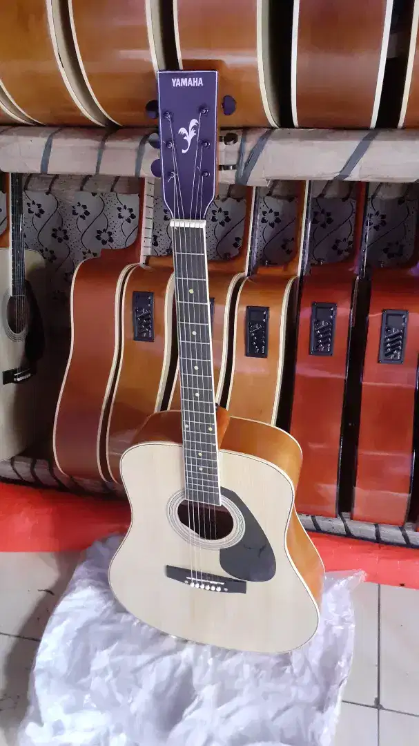 Gitar akustik YAMAHA F310