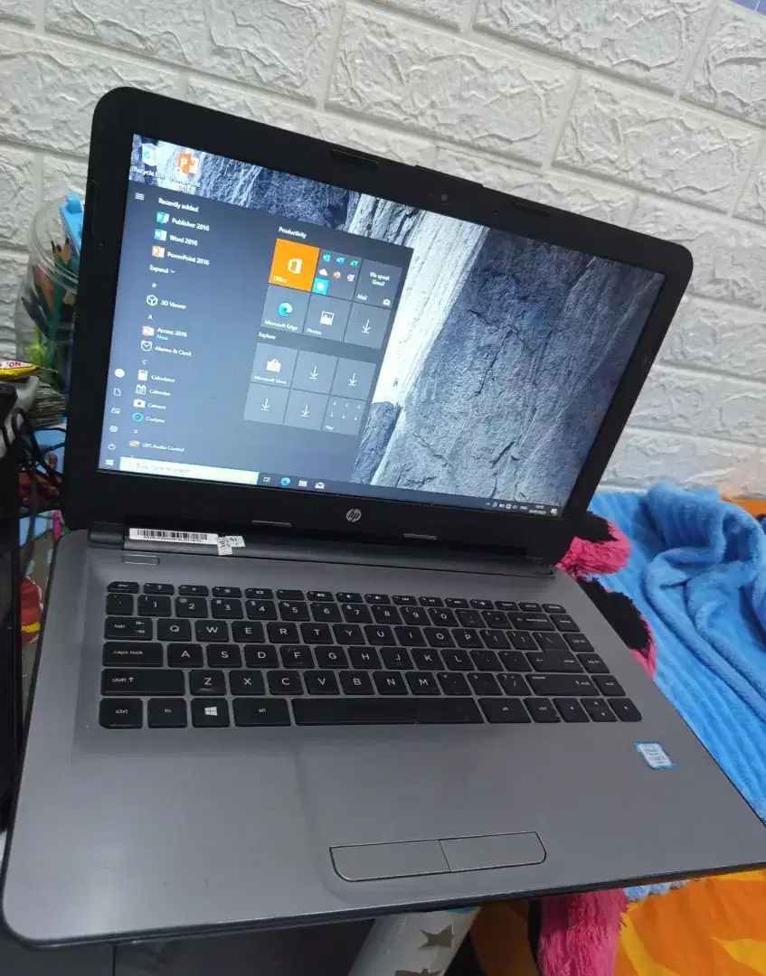 laptop HP 14 Core i3 gen 6 . Ram 8gb  . Lancar. Murah