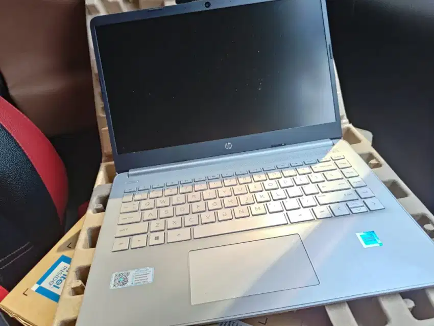 Laptop HP baru beli 2 bulan, jarang pakai mulus , garansi resmi