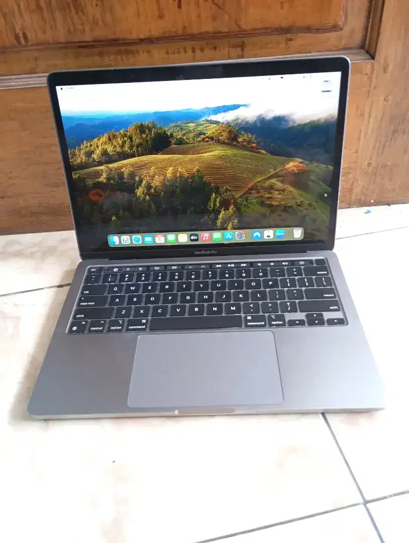 MacBook Pro M1 2020 Touchbar
Proc M1
RAM 8GB  
SSD 256GB
Layar 13,3in