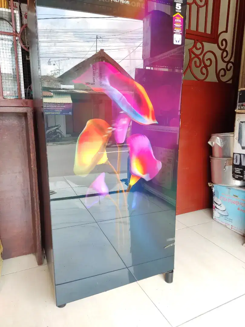 Kulkas Polytron Cantik Volume Besar Temperred Glass