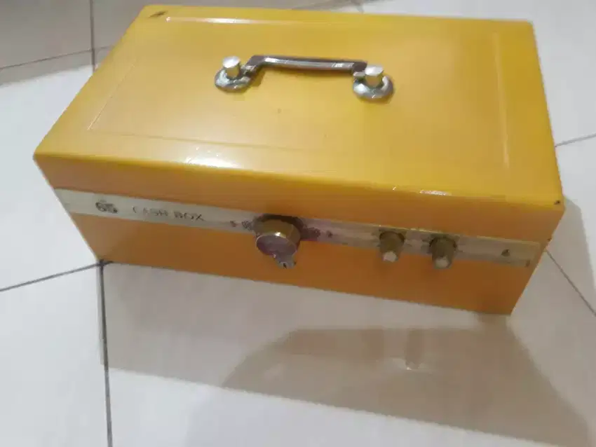 Safety box anti api,made in Japan.Amankan barang2/dokumen berhargaAnda