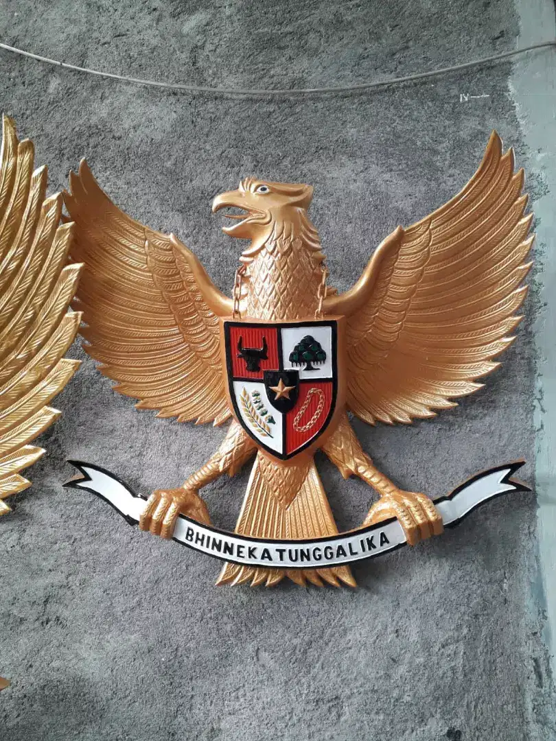 Hiasan patung burung Garuda Pancasila.bahan fiber.