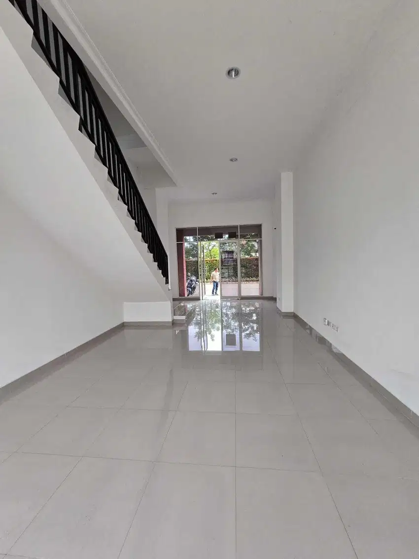 Disewa Ruko La Riviera pik2 4,5x12, View Danau, Unfurnished