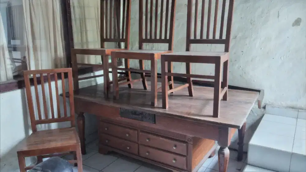 Satu Set Meja Makan Kayu Jati Tua