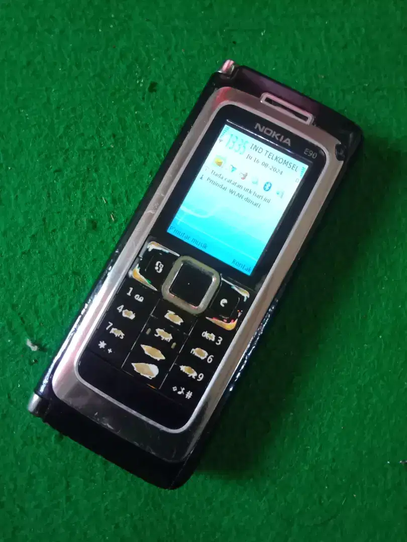 Nokia E90 communicator masih bagus siap pakai.sinyal all operator