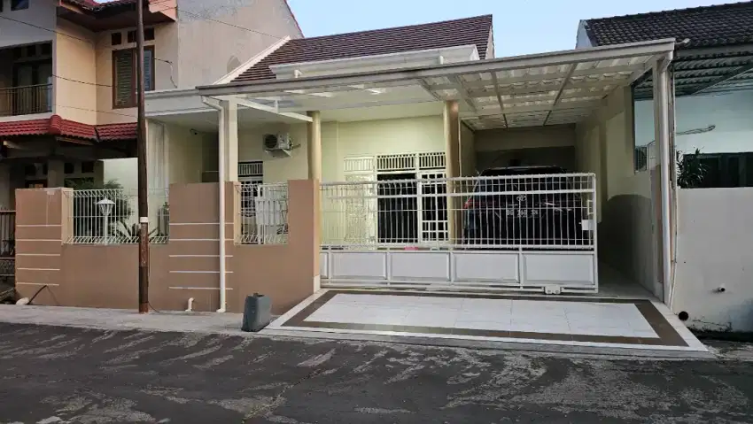 Rumah dijual di depan Taman