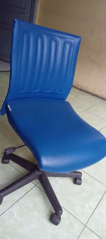 Kursi kantor seken kondisi normal