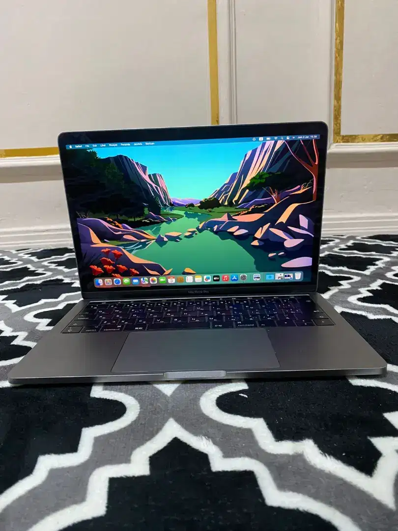 MacBook pro touchbar pembelian 2018 100% masih seperti baru ex resmi