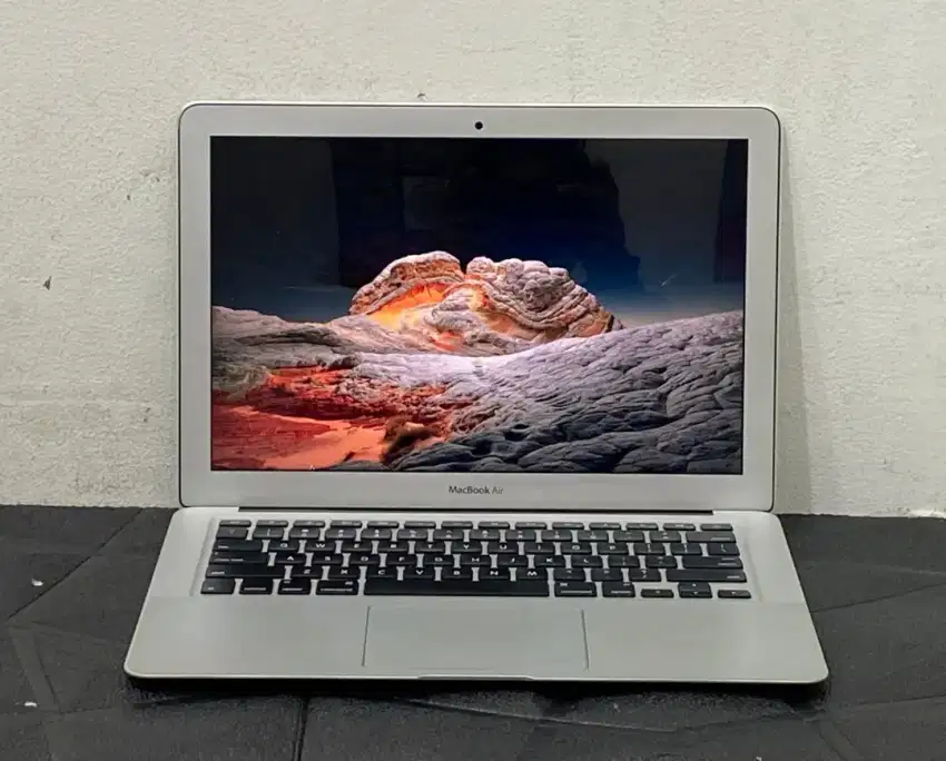 Macbook Air 13 inch  Early 2015 

*Processor : Intel Core i5 Dual Core