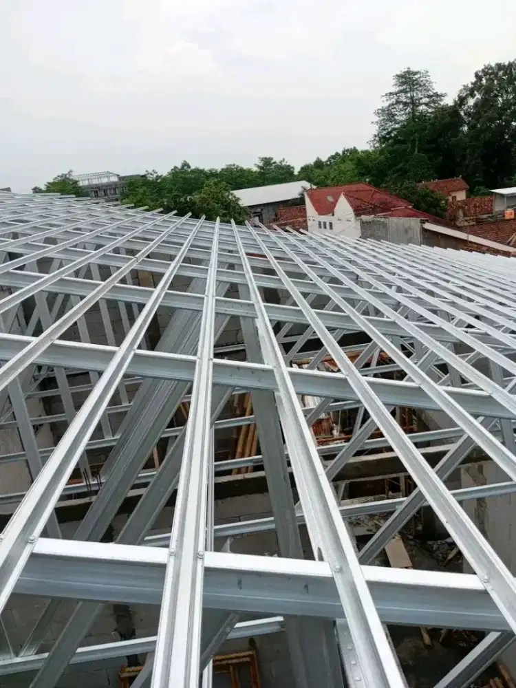 Pasang rangka atap baja ringan