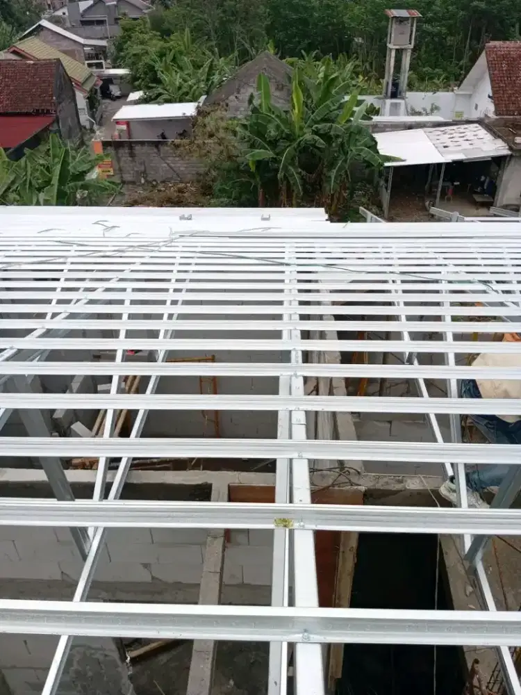 Pasang rangka atap baja ringan