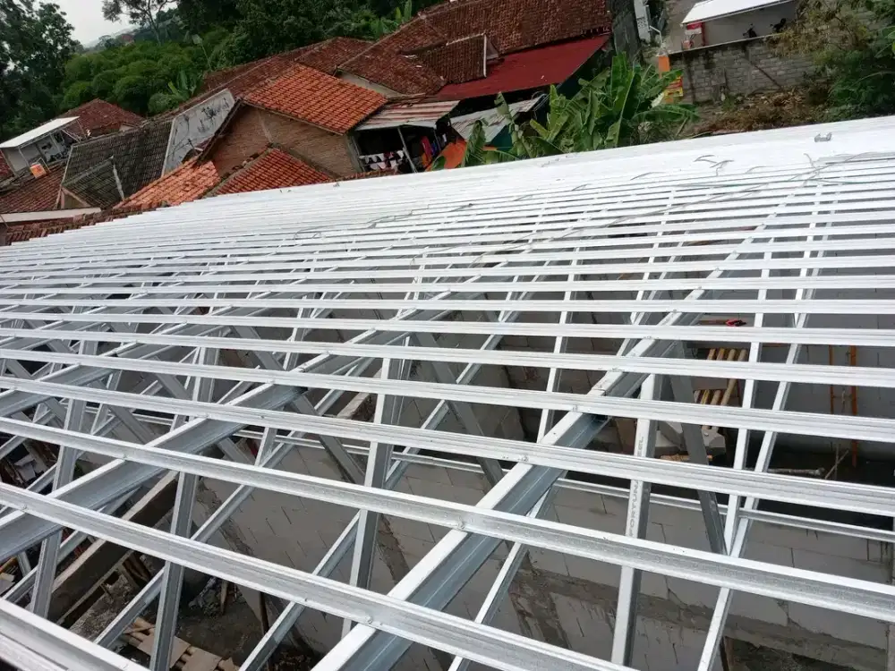 Pasang rangka atap baja ringan