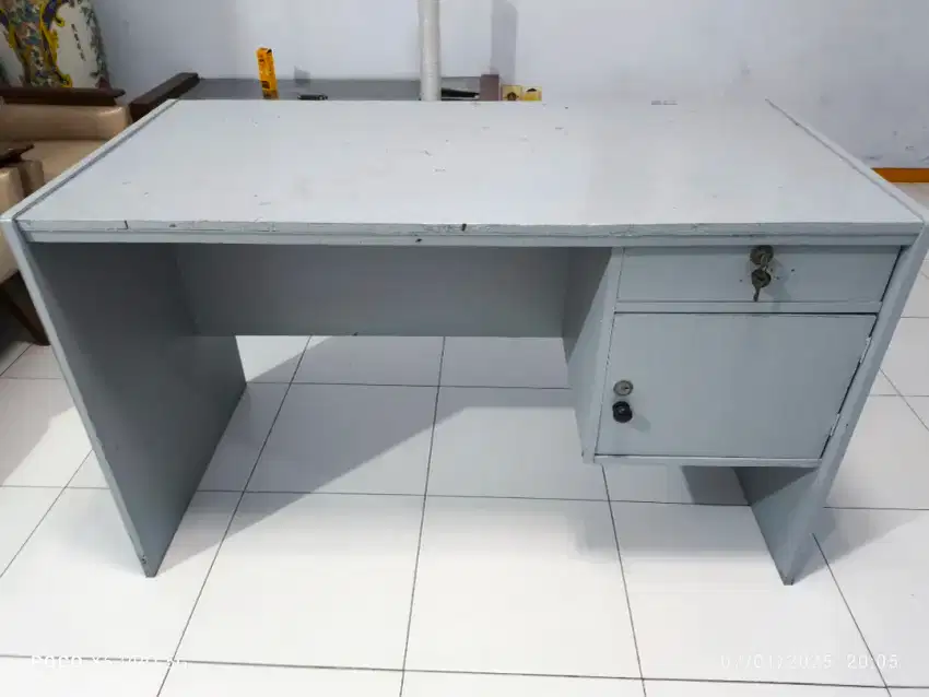 Meja kantor bekas