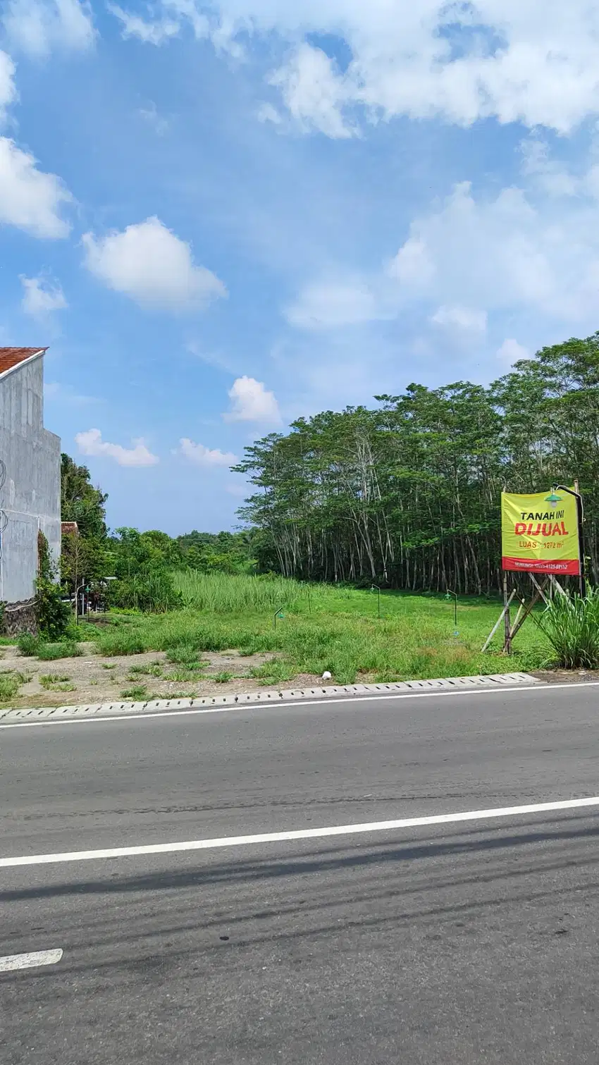 Tanah Di Perempatan Kronggahan Pinggir Jalan Kabupaten Luas 1200m