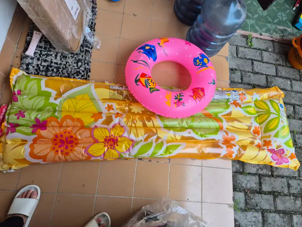 Ban renang bundar dan kasur