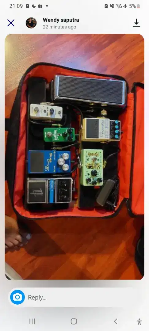 Satu set efek gutar beserta pedalboard