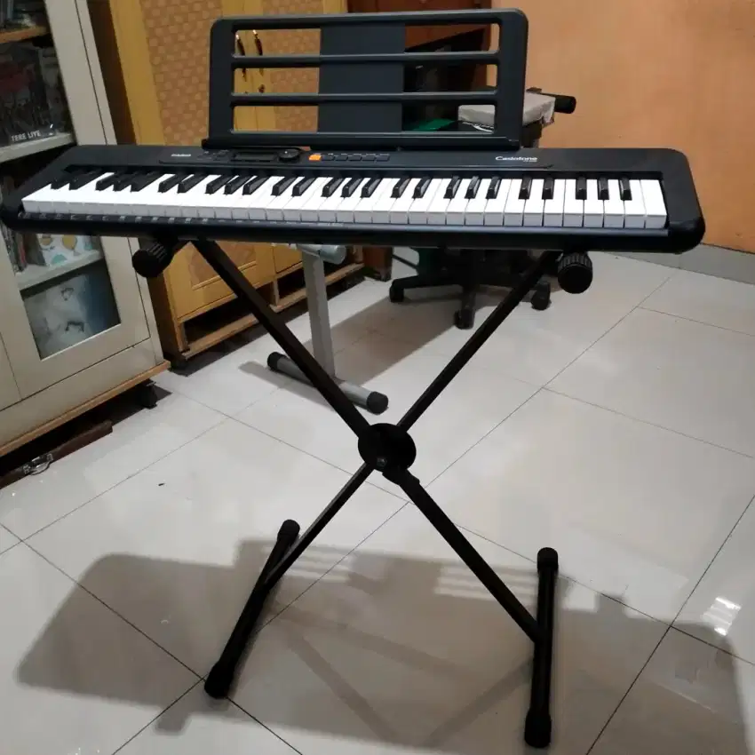 Keyboard Casiotone CT-S200 kondisi 90% berikut kaki stand-nya.