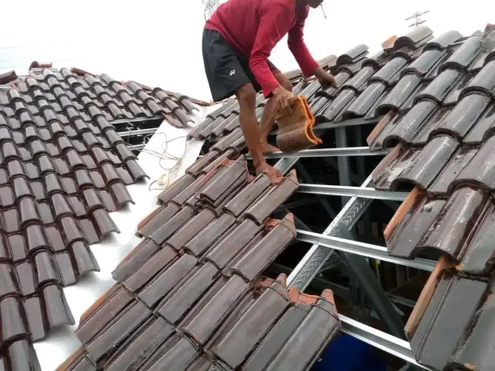 Pasang rangka atap baja ringan