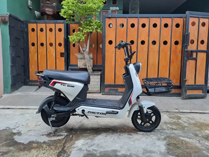 Sepeda listrik factor fc 818